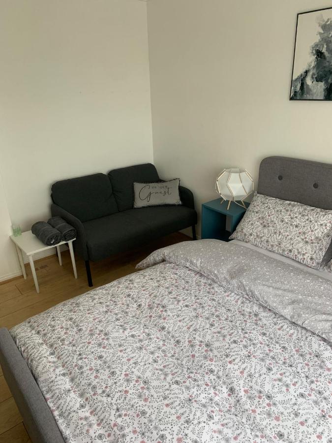 Beaconsfield 4 Bedroom House In Quiet And A Very Pleasant Area, Near London Luton Airport With Free Parking, Fast Wifi, Smart Tv Ngoại thất bức ảnh