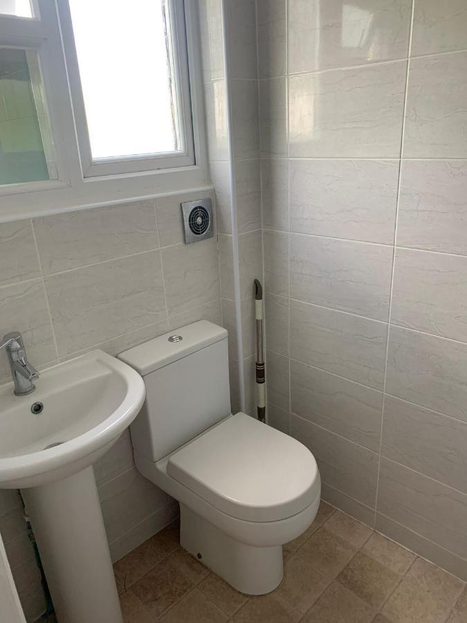 Beaconsfield 4 Bedroom House In Quiet And A Very Pleasant Area, Near London Luton Airport With Free Parking, Fast Wifi, Smart Tv Ngoại thất bức ảnh