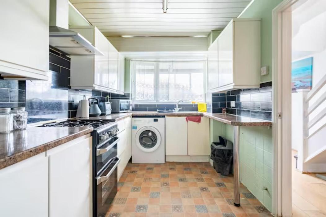 Beaconsfield 4 Bedroom House In Quiet And A Very Pleasant Area, Near London Luton Airport With Free Parking, Fast Wifi, Smart Tv Ngoại thất bức ảnh