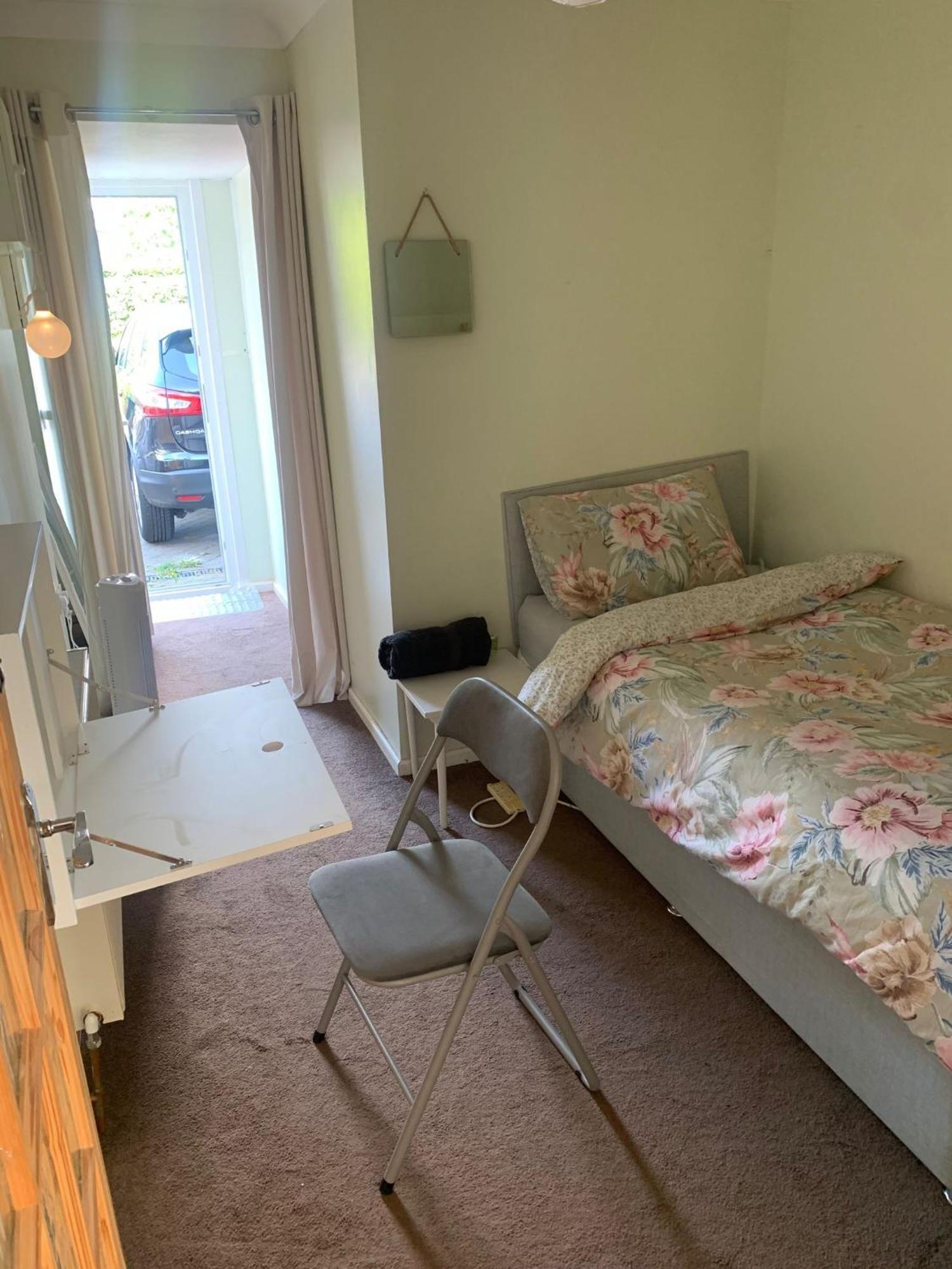 Beaconsfield 4 Bedroom House In Quiet And A Very Pleasant Area, Near London Luton Airport With Free Parking, Fast Wifi, Smart Tv Ngoại thất bức ảnh